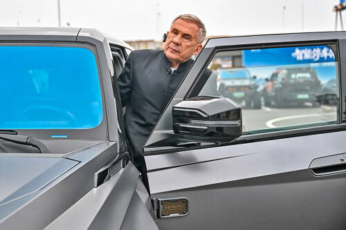 Во время второго дня рабочего визита в Китай Рустам Минниханов побывал в Ухане, где принял участие в деловом форуме «Татарстан – Хубэй». Раис Татарстана обсудил новые проекты с руководством провинции, возложил цветы к памятнику советским летчикам и посетил заводы тяжелой техники и автопроизводителей. Подробности – в материале «Татар-информа».