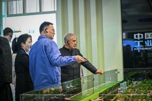 Рустам Минниханов ознакомился с продукцией китайского производителя тяжелых станков