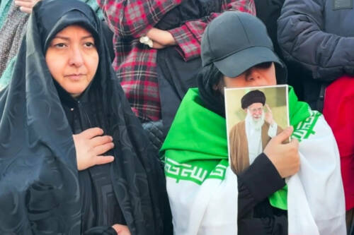 Удары Израиля и США по Ирану перевели затяжное противостояние в открытую военную фазу. В результате авиаатак погиб верховный лидер аятолла Али Хаменеи. Тегеран ответил ударами по американским базам на Ближнем Востоке. Что стоит за этой эскалацией и к каким последствиям она может привести – в материале Альберта Бикбова.