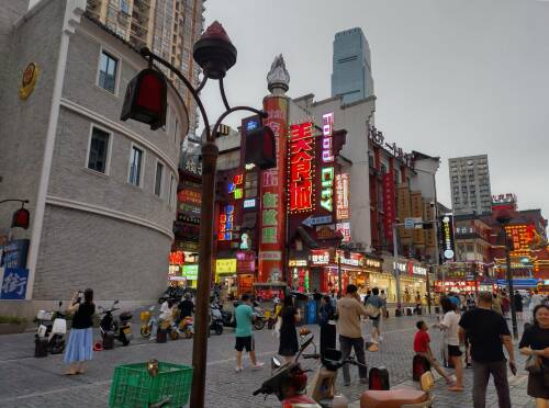 Бурное развитие КНР может сформировать у внешнего наблюдателя мнение, что страна движется к принятию западных ценностей. Китайцы с удовольствием торгуют с Западом, перемещаются на западных автомобилях, их поп-музыка близка к западному звучанию. Но сближение с этой культурой иллюзорно – Китай не примет ее никогда, уверен обозреватель Альберт Бикбов.