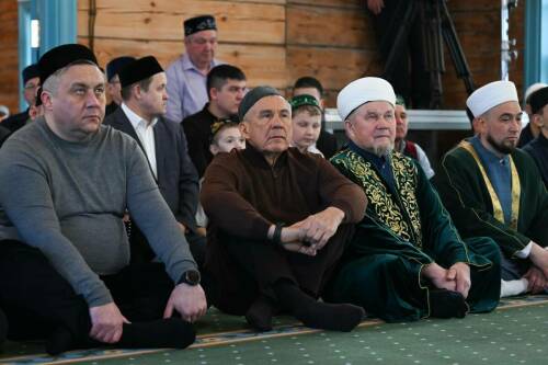 Минниханов принял участие в праздничном намазе в отреставрированной мечети села Айбаш