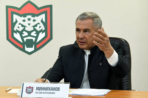 Уже послезавтра «Ак Барс» начнет свой путь в плей-офф Кубка Гагарина. По традиции в преддверии самой важной части сезона команду напутствовал Раис Татарстана Рустам Минниханов. Встреча состоялась на базе казанского клуба. Подробности – в репортаже «ТИ-Спорта».