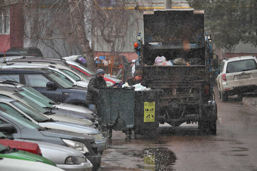 В Казани за прошлый месяц поступило более 400 жалоб на перебои с вывозом мусора с контейнерных площадок. В марте их стало меньше, однако проблема остается. Почему возникли сбои и как их планируют устранить – в материале «Татар-информа».
