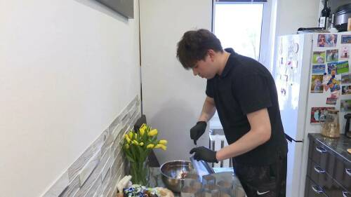 «Домашняя еда для передовой»: семья из Татарстана готовит каши и тушенку для бойцов