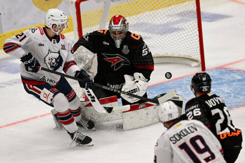 «Волки» огрызнулись в Омске, а Квартальнов не оставил шансов «Динамо»: обзор дня плей-офф