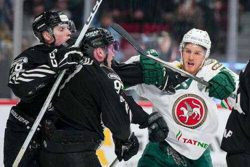 «Ак Барс» потерпел первое поражение в серии с «Трактором». Команда Анвара Гатиятулина уступила в третьем матче со счетом 2:3. В чем корень этого проигрыша казанцев, разбирался корреспондент «ТИ-Спорта» с места события.