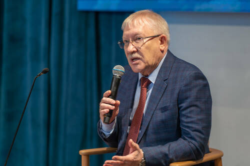 «Эта семья нужна здесь»: Морозов объяснил решение о выдаче сертификата медикам в Нурлате