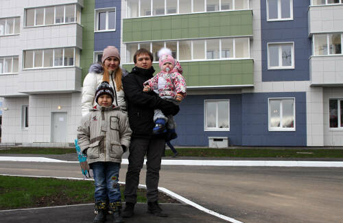 В Татарстане молодые семьи могут улучшить условия проживания с помощью жилищного сертификата. Он позволяет покрыть часть стоимости нового или вторичного жилья, построить собственный дом или погасить ипотеку. Кто может претендовать на выплату, как встать в очередь и куда подавать заявление – в материале «Татар-информа».