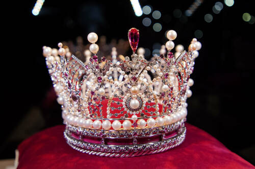 1000 бриллиантов и 500 жемчужин: в Казани показали короны для победительниц «Мисс БРИКС»