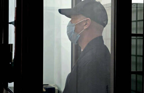 Более 44 миллионов рублей – цена красивых ухаживаний брачного афериста Альберта Медведева. Помимо денег, по версии следствия, мужчина не стеснялся брать со своих пассий дорогие подарки: игровые приставки, телефоны и умные часы. О том, как ради него брали кредиты, думая, что помогают близкому человеку, – в репортаже «Татар-информа» из зала суда.