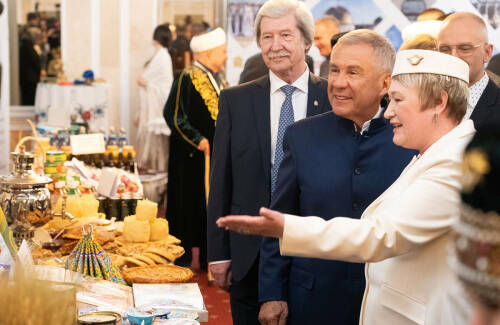 В Татарстане прошел XIV Всероссийский сход предпринимателей татарских сел, объединивший представителей малого бизнеса, фермеров и власти. За три дня участники обсудили развитие сельских территорий, познакомились с практиками районов и уделили особое внимание халяль-индустрии, которая в этом году стала центральной темой форума.