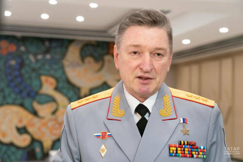 Сегодня Генерал-полковник, Герой России Александр Лапин сходил на праздничный концерт, посвященный Международному женскому дню, для матерей и жен участников специальной военной операции