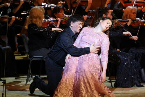 На сцену театра имени Джалиля спустя 30 лет вернулся «Отелло» Джузеппе Верди. Одну из последних опер композитора представили в полуконцертном исполнении — в предыдущей постановке заглавную партию исполнял Хайдар Бигичев. Как в 2026 году в Казани разыграли эту трагедию и кто вышел на сцену, увидела обозреватель «Татар-информа».