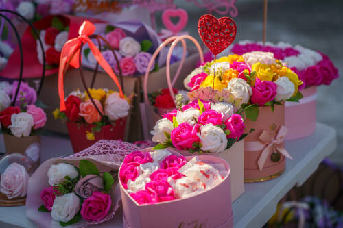 Эксперт назвала неудачные подарки для коллег к 8 Марта