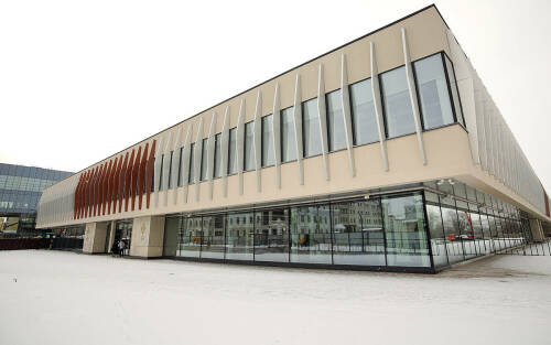 Бывший Центральный универмаг в столице Татарстана превращается в большой центр ремесел и творчества. Вскоре здесь откроются десятки мастерских, музей самоваров, фудкорт, образовательные площадки и пространства для мастер-классов. Что именно появится в обновленном ЦУМе и чем он удивит посетителей – в фоторепортаже «Татар-информа» из пресс-тура.