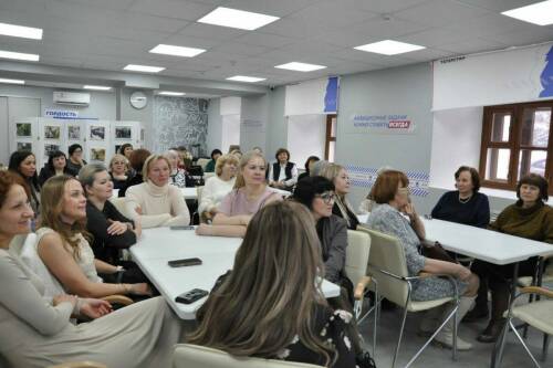 В Штабе общественной поддержки «ЕР» женщин-волонтеров поздравили с наступающим 8 Марта