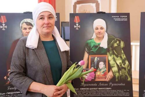 «Мама героя»: в Актаныше открылась фотовыставка, посвященная матерям защитников Родины