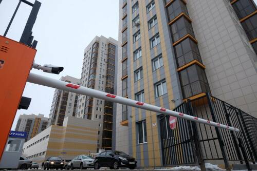 За незаконную установку шлагбаума во дворе могут оштрафовать до 300 тысяч рублей