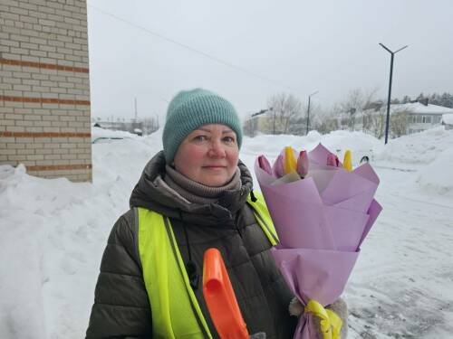 Жители одного из дворов Бугульмы поздравили своего дворника с 8 Марта