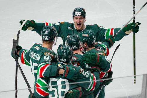 «Ак Барс» одержал напряженную победу в пятом матче серии с «Трактором» и идет дальше. Но первый раунд показал, что у казанцев не без проблем – хромает большинство, а шестая команда Востока заставила понервничать. Впрочем, победа получилась яркой: Галимов оформил  рекорд КХЛ, а Карпухин устроил «Дыняк-шоу». Подробнее – в материале «ТИ-Спорта».