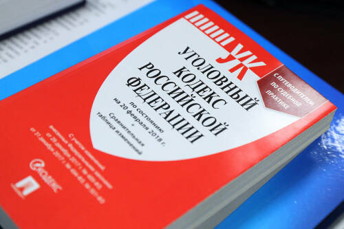 В Казани стартовало дело Игоря Жукова, которого обвиняют в покушении на дачу взятки должностному лицу. Деньги предназначались за прекращение уголовного дела, которое якобы было на него возбуждено. Мужчину убедили, что за 10 миллионов его избавят от колонии. Организатор обмана уже за решеткой, теперь перед судом предстал взяткодатель.