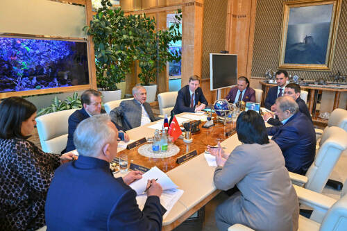 Раис Татарстана Рустам Минниханов сегодня обсудил перспективы развития сотрудничества с председателем Турецко-Российского делового совета Комитета внешнеэкономических связей Турции (DEIK) Иззетом Экмекчибашы