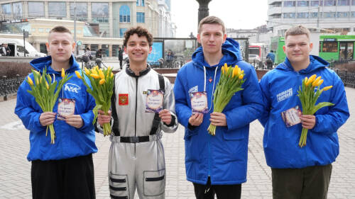 Молодогвардейцы в Казани вручили женщинам цветы в честь Дня космонавтики