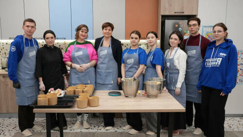 Активисты «Молодой Гвардии» приготовили пасхальные куличи для военнослужащих