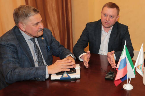 Елабуга показывает фантастический экономический рост, во многом благодаря активному развитию особой экономической зоны «Алабуга». Однако инфраструктура и города, и ОЭЗ не успевает за столь стремительным развитием. С какими проблемами сталкиваются жители района и какие перспективы здесь есть для предпринимателей – в материале «Татар-информа».