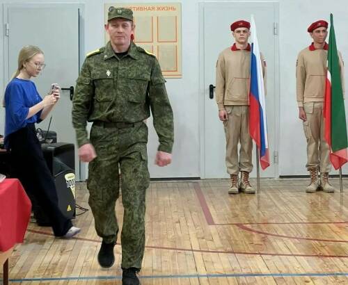 «Я должен быть рядом с нашими ребятами»: боец СВО из Буинска сделал подарок школе