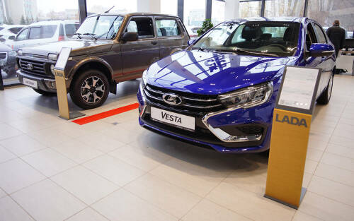 Рынок ожил на время: что происходит с продажами автомобилей и ценами в России