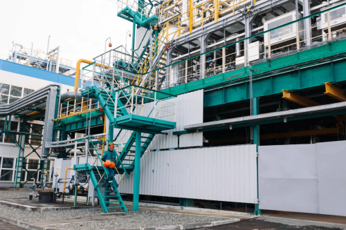 На фоне снижения цен на полимеры (негативный фактор в виде укрепления курса рубля) «Казаньоргсинтез» в 2025 году нарастил инвестиции, сохранил рентабельность и увеличил затраты на оплату труда. Эксперты объяснили, за счет чего компания сохраняет устойчивость в
условиях охлаждения отрасли.