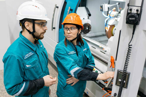 Ремонтно-механический завод (РМЗ) «Нижнекамскнефтехима» завершает модернизацию станочного парка: установлены два прецизионных шлифовальных станка. Это оборудование, где точность измеряется микронами (1 микрон – это 0,001 мм). Теперь сложные детали для компрессоров, турбин и насосов можно изготавливать на месте без дополнительной доработки.