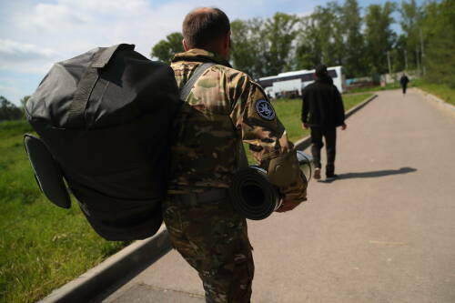 Женили на родственницах и отправляли на СВО: до суда дошло дело об аферах с выплатами