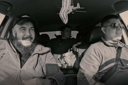 На днях в стенах Казанского Кремля состоялся показ документального фильма-подкаста «Не шёлковый путь». Созданный при деятельной поддержке Регионального отделения Российского военно-исторического общества в РТ, проект стирает границу между тылом и фронтом, показывая гуманитарную миссию глазами троих товарищей. Подробнее – в материале «Татар-информа»