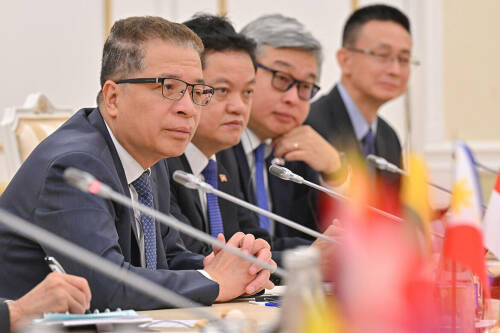 В Татарстан с четырехдневным визитом прибыла делегация дипломатических миссий стран Азии. В Казани послы встретились с Раисом республики Рустамом Миннихановым, обсудили перспективы сотрудничества и ознакомятся с промышленным и инвестиционным потенциалом региона.