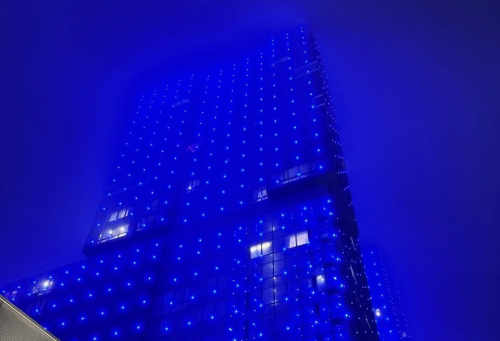 ЖК «Atlantis Deluxe» в Казани подсветили синим в поддержку международной акции об аутизме