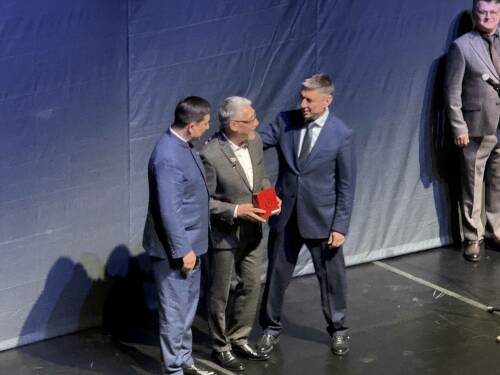 Главный режиссер Уфимского государственного татарского театра &laquo;Нур&raquo; Азат Зиганшин удостоен почетного звания &laquo;Заслуженный деятель искусств РТ&raquo; по указу Раису Республики Татарстан