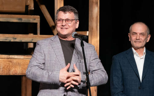 В апреле в Казани прошли гастроли уфимского татарского театра «Нур». Открылись они номинированной на «Золотую маску» «Горой», а на закрытии главреж театра стал заслуженным деятелем искусств РТ. Мы поговорили с директором «Нура» о том, как прошли гастроли, почему «Гора» оказалась слегка затянутой и что еще театр выдвинул на «Золотую маску».