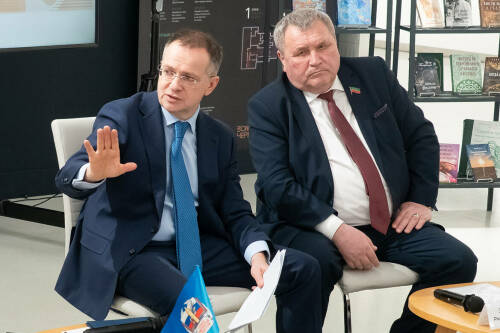 Помощник Президента РФ Владимир Мединский сегодня прилетел в Казань, чтобы встретиться с активами двух региональных отделений – Российского военно-исторического общества и Союза писателей России. Почему он выступил за переаттестацию их членов, стоит ли ее бояться и какие планы на премию «Слово» и дачи в Переделкино – в репортаже «Татар-информа».