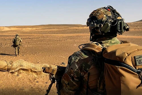 Представитель Республики Татарстан своими глазами увидел, в каких условиях работают и живут бойцы Африканского корпуса. Этот опыт поможет ему в работе с желающими подписать в Татарстане контракт на службу в корпусе. С ним вместе отправился корреспондент «Татар-информа».