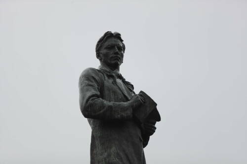 Руководство Татарстана и общественники возложили цветы к памятнику Габдулле Тукаю