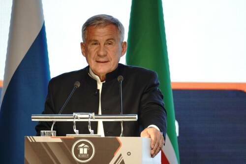 На торжественной церемонии в Татарском государственном академическом театре имени Галиаскара Камала Раис Татарстана Рустам Минниханов поздравил жителей с Днем родного языка и 140-летием со дня рождения Габдуллы Тукая