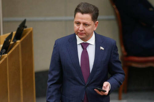 Он играет в хоккей с шести лет, начинал карьеру с «Газели» на стройке, а сегодня разрабатывает законы, которые защищают россиян. Депутат фракции «Единая Россия» Госдумы РФ Илья Вольфсон стал героем нового выпуска рубрики «7 вопросов за 7 минут» на телеканале ТНВ.