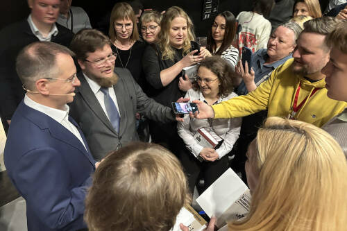 Владимир Мединский в эти выходные впервые встретился с Клубом любителей русской истории и дал благотворительную лекцию. Кому москвичи обязаны благоустройством Александровского сада и появлением ГУМа, какой фильм о декабристах стоит посмотреть и зачем ехать на Новодевичье кладбище, узнал корреспондент «Татар-информа».