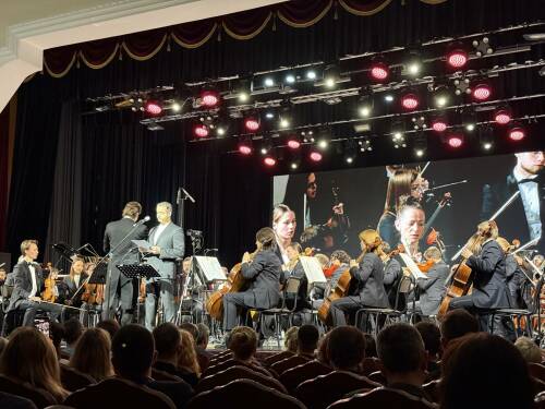 Кремлевский оркестр и Дмитрий Певцов представили «В списках не значился» на сцене Татарской филармонии