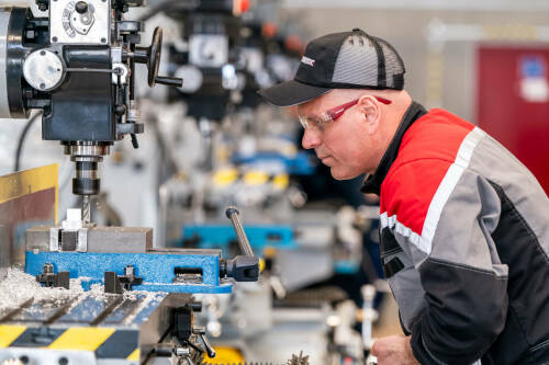 Этой весной кадры нужны больше всего в строительстве и промышленности Татарстана, где соискателям предлагают 100-122 тыс. рублей. Работодатели стараются удержать персонал и готовы конкурировать за квалифицированных рабочих. В каких отраслях сейчас самые высокие зарплаты и будут ли сокращения – в обзоре «Татар-информа».