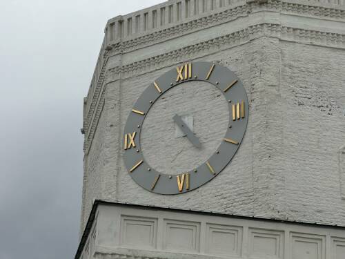 Стрелку одного из циферблатов Спасской башни Казанского Кремля снесло ветром