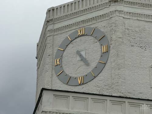 На Спасской башне Казанского Кремля ветер сорвал стрелку часов