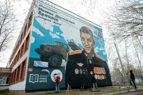На фасаде казанской гимназии №125 появился портрет героя СВО Михаила Ермолина